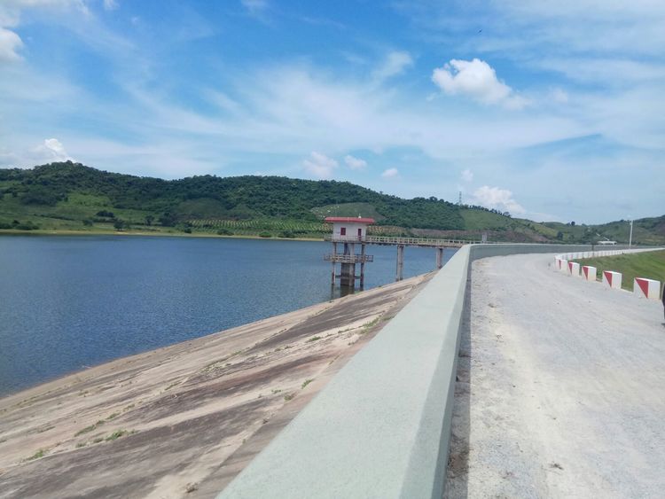 刚建成的湾溪防浪墙面貌